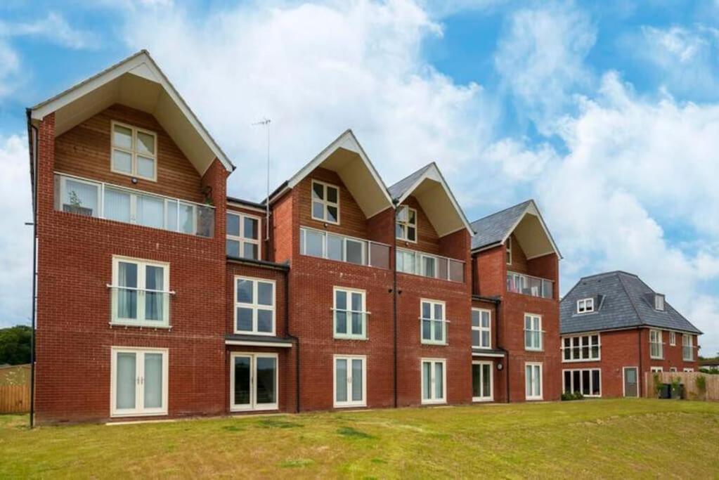 Riverside Haven In Удбридж Екстериор снимка